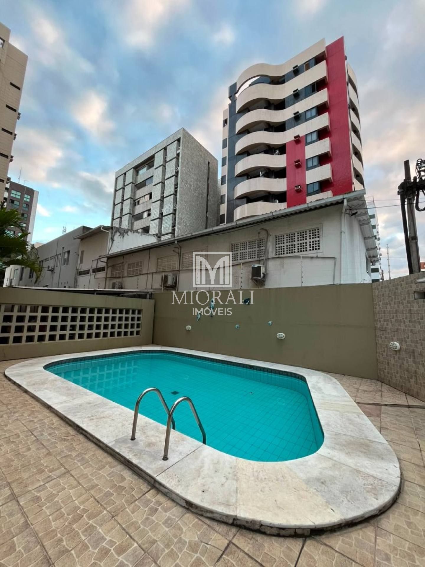BD - Aluguel de apartamento 3 quartos no Edifício Vitor III Ponta Verde 100m² nascente com varanda