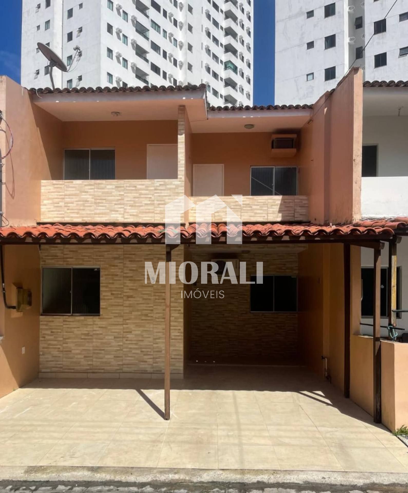 JV - Aluguel Casa duplex 3 suítes com quintal e 2 vagas em condomínio com piscina no Antares
