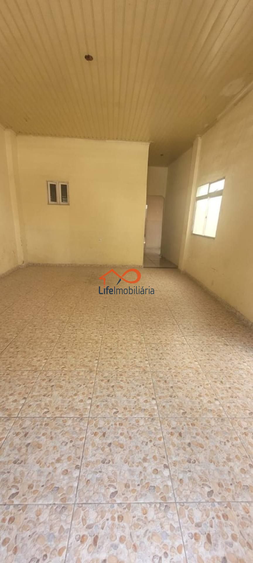 Casa Ampla à Venda - Ótima Localização - Lado Sombra - com 4/4 1 suíte no Bairro Santo Antônio.