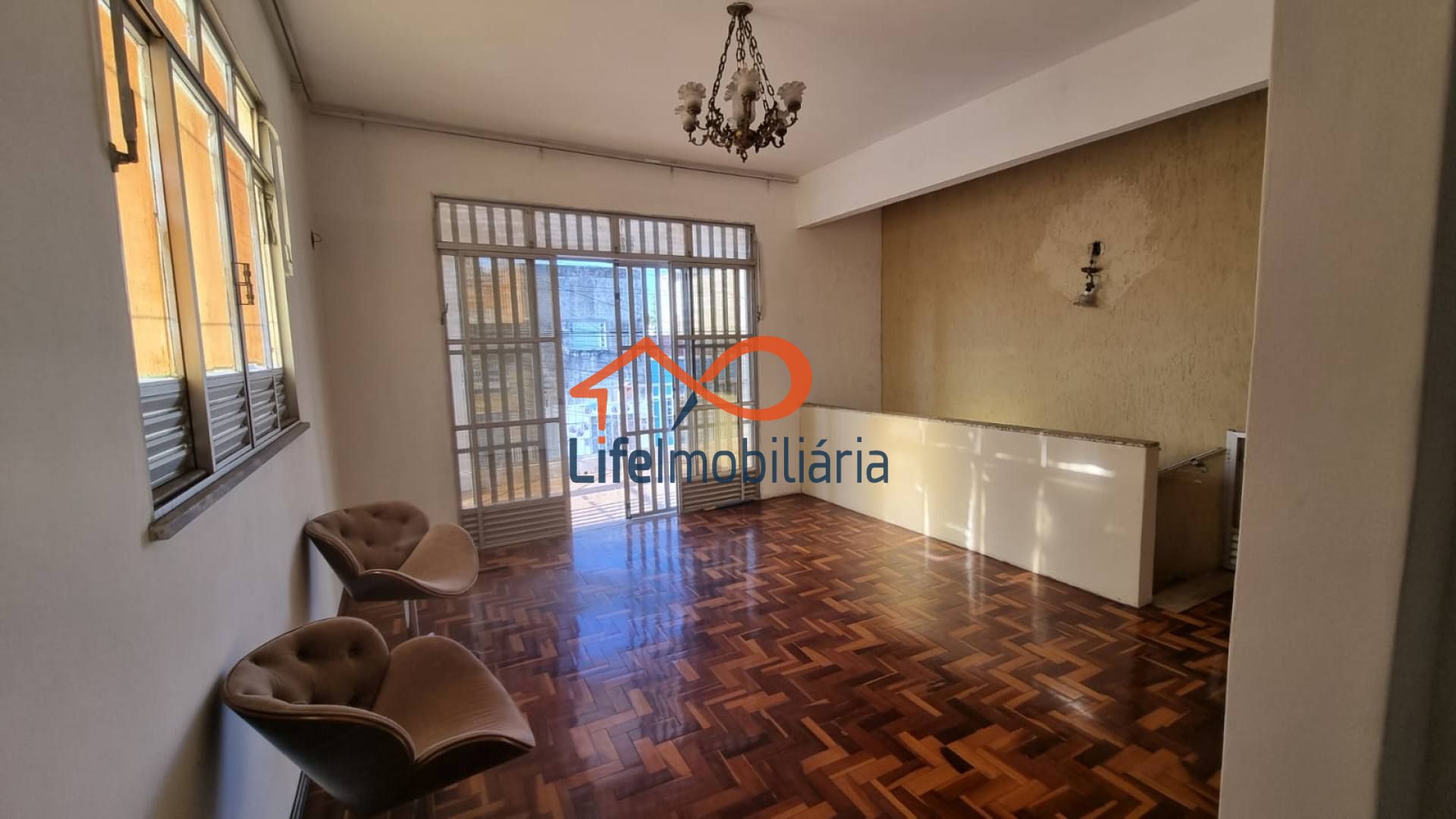 Casa no Santo Antônio, 3 quartos, 2 suítes e dependências de empregada.