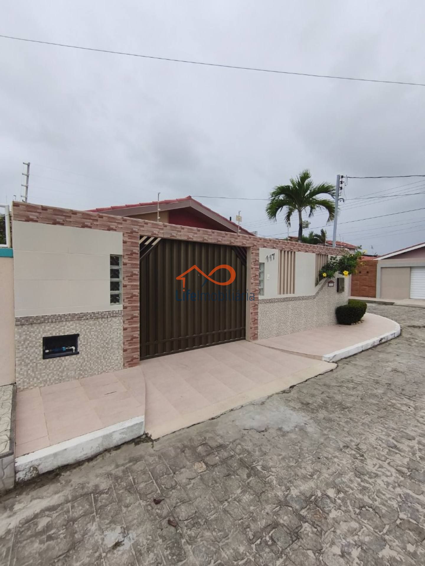 Linda Casa à Venda, Com 3/4 Sendo 1 Suíte, 3 Vagas de Garagem, Reformada e Super Funcional, no Bairro Aeroporto