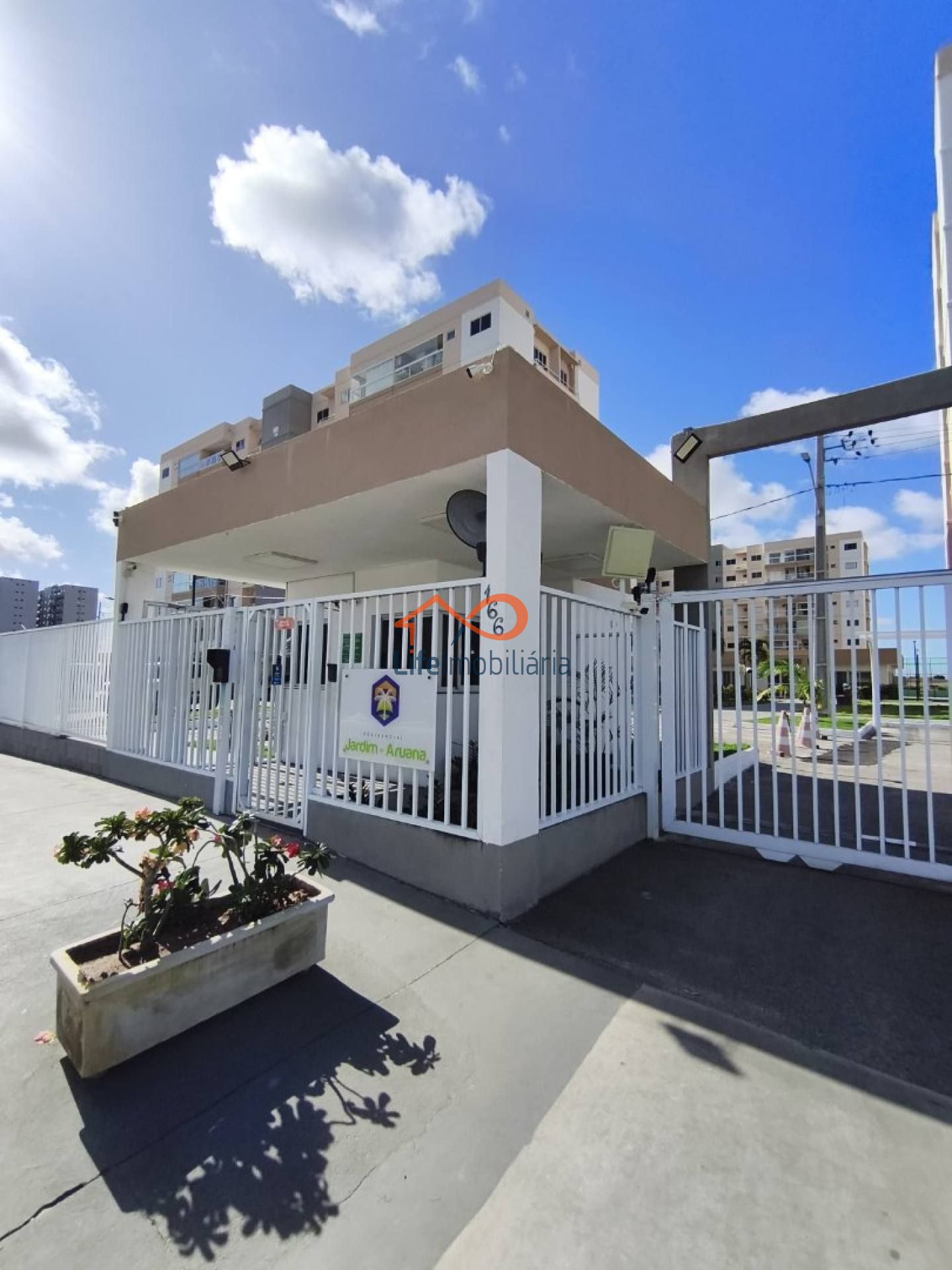 Apartamento Semi Mobiliado Para Alugar no Condomínio Jardim de Aruana Com 2 Dormitórios.