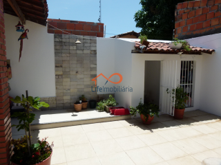 Casa com 2/4 na Aruana