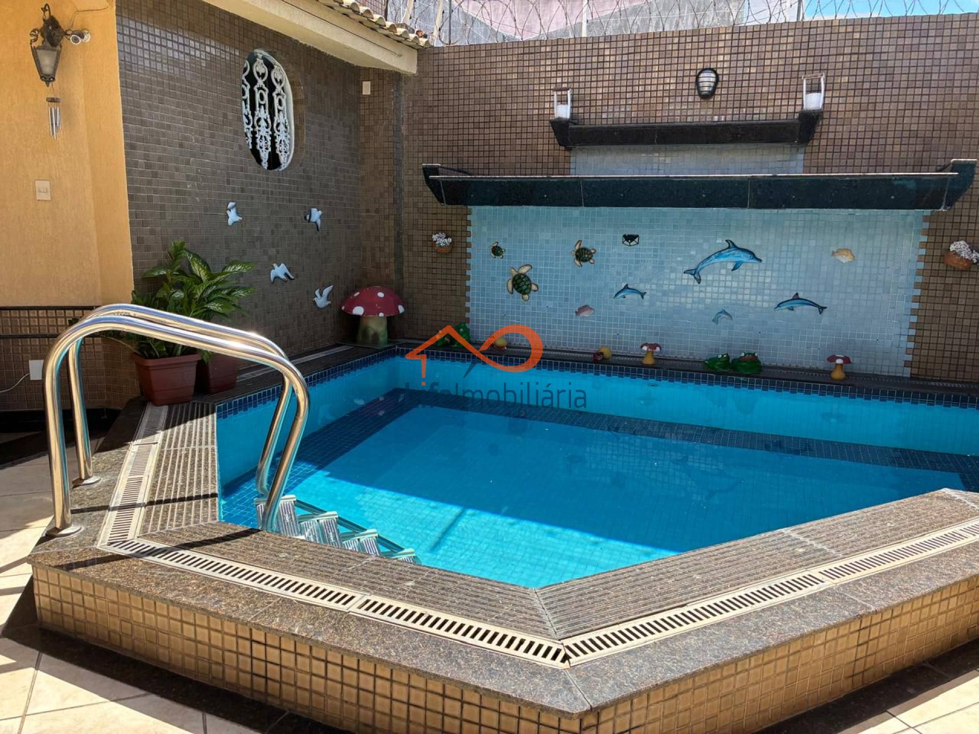 VENDE-SE CASA DE ALTO PADRÃO NO BAIRRO SUÍSSA