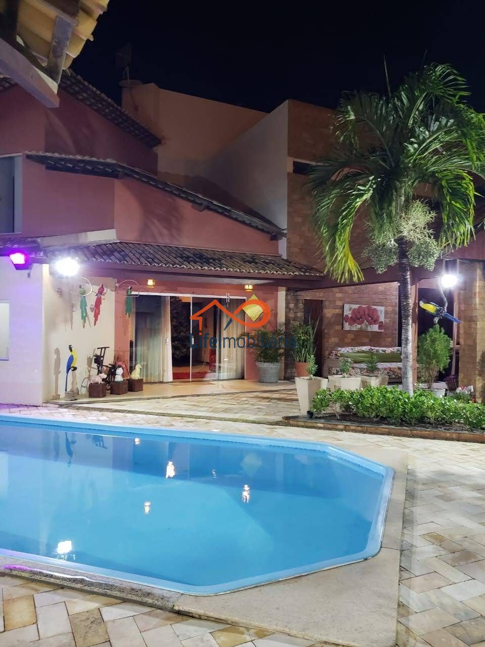 Casa Luxuosa na à Venda na Aruana com 5/4 e 4 Suítes com Banheira e Hidromassagem - Ótima Localização
