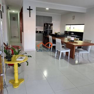 Linda Casa próxima ao Shopping Sul - Lado Sombra - 435m²