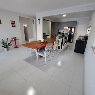 Linda Casa próxima ao Shopping Sul - Lado Sombra - 435m²