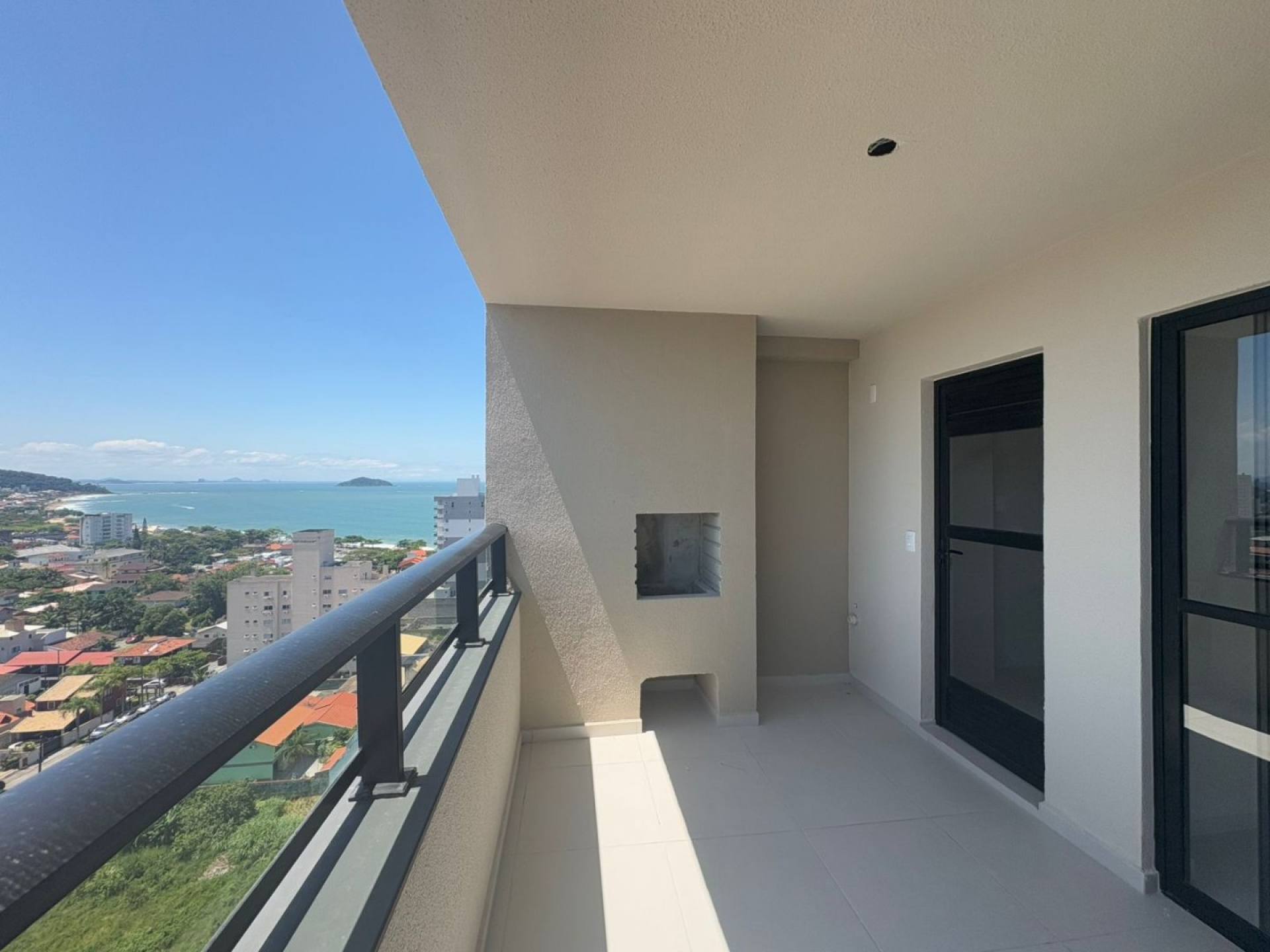Apartamento com Vista para o Mar e Área de Lazer Completa