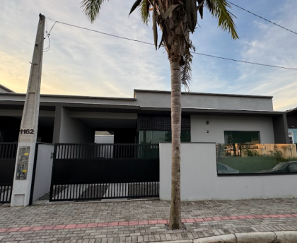 CASA COM EXCELENTE PADRÃO DE ACABAMENTO
