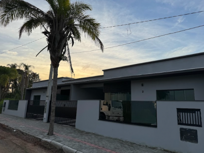 CASA COM EXCELENTE PADRÃO DE ACABAMENTO