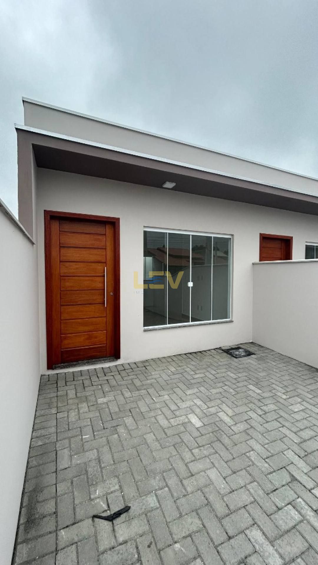 Casa Geminada à Venda em Penha – Localização Privilegiada!