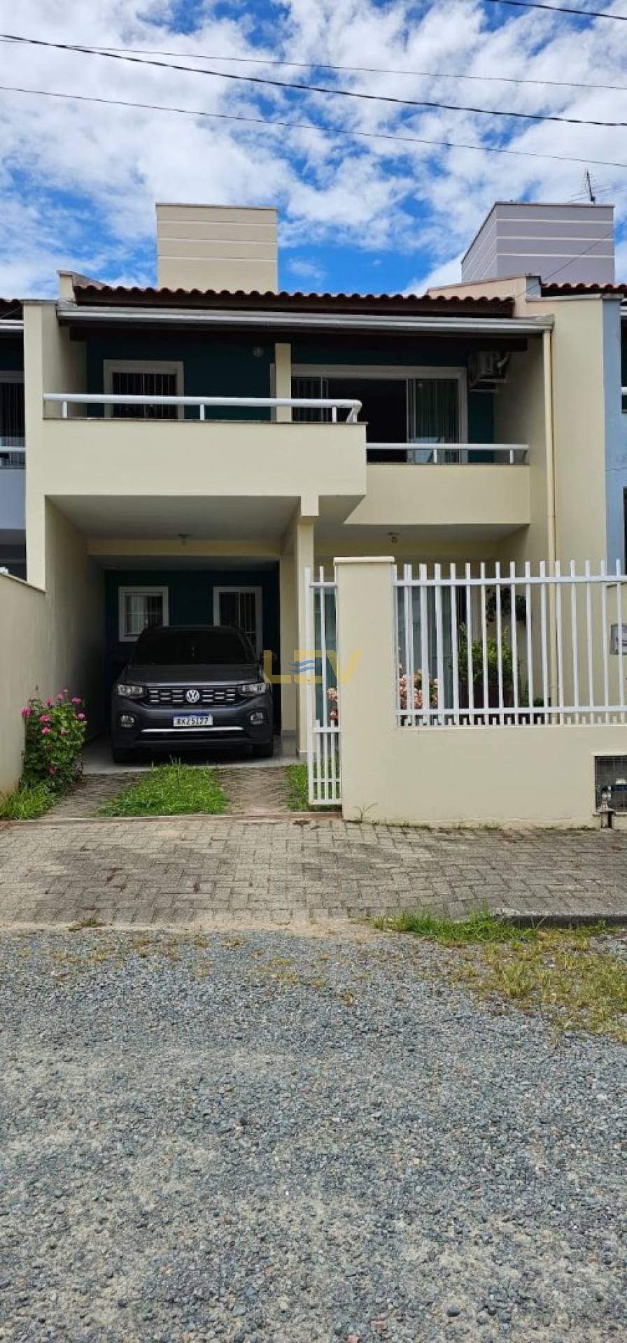 Sobrado amplo no Centro de Penha com área externa e excelente localização