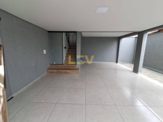 Casa de Esquina à Venda