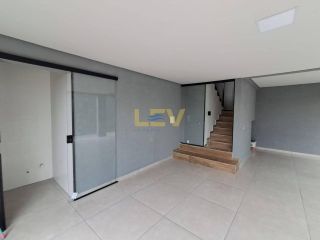 Casa de Esquina à Venda