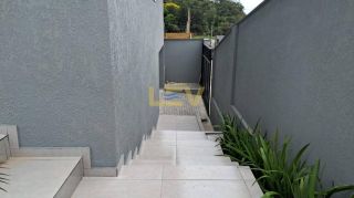 Casa de Esquina à Venda