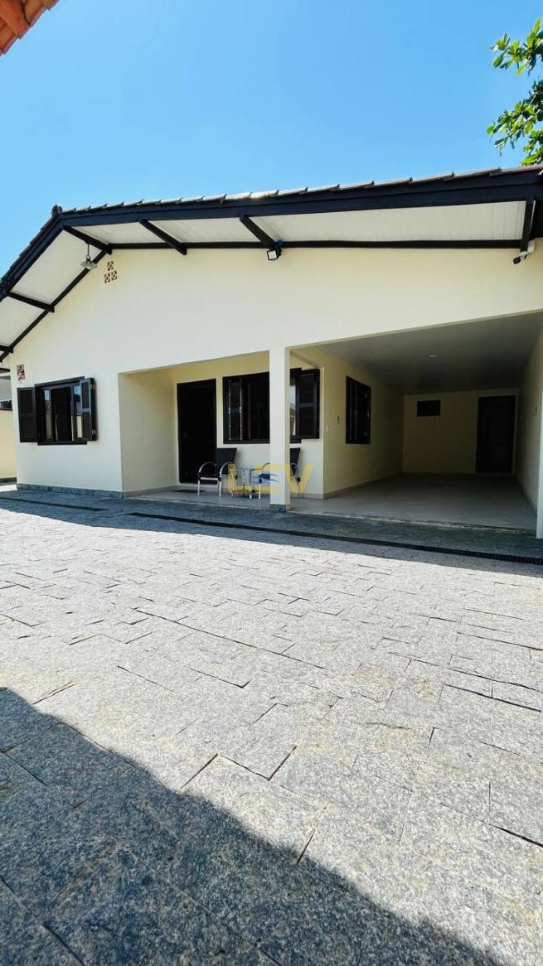 CASA AVERBADA NA PRAIA DE ARMAÇÃO – CONFORTO, LOCALIZAÇÃO E SEGURANÇA