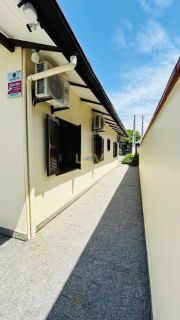 CASA AVERBADA NA PRAIA DE ARMAÇÃO – CONFORTO, LOCALIZAÇÃO E SEGURANÇA