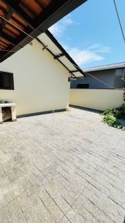 CASA AVERBADA NA PRAIA DE ARMAÇÃO – CONFORTO, LOCALIZAÇÃO E SEGURANÇA