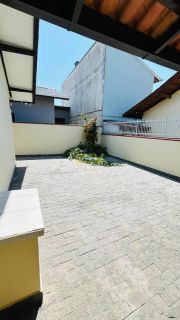 CASA AVERBADA NA PRAIA DE ARMAÇÃO – CONFORTO, LOCALIZAÇÃO E SEGURANÇA