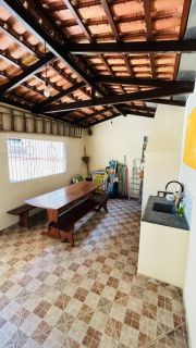 CASA AVERBADA NA PRAIA DE ARMAÇÃO – CONFORTO, LOCALIZAÇÃO E SEGURANÇA