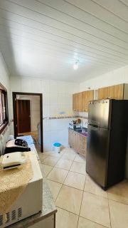 CASA AVERBADA NA PRAIA DE ARMAÇÃO – CONFORTO, LOCALIZAÇÃO E SEGURANÇA