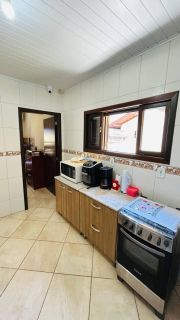 CASA AVERBADA NA PRAIA DE ARMAÇÃO – CONFORTO, LOCALIZAÇÃO E SEGURANÇA