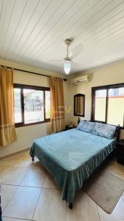 CASA AVERBADA NA PRAIA DE ARMAÇÃO – CONFORTO, LOCALIZAÇÃO E SEGURANÇA