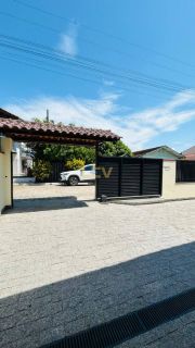 CASA AVERBADA NA PRAIA DE ARMAÇÃO – CONFORTO, LOCALIZAÇÃO E SEGURANÇA