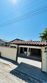 CASA AVERBADA NA PRAIA DE ARMAÇÃO – CONFORTO, LOCALIZAÇÃO E SEGURANÇA