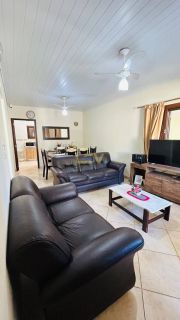 CASA AVERBADA NA PRAIA DE ARMAÇÃO – CONFORTO, LOCALIZAÇÃO E SEGURANÇA