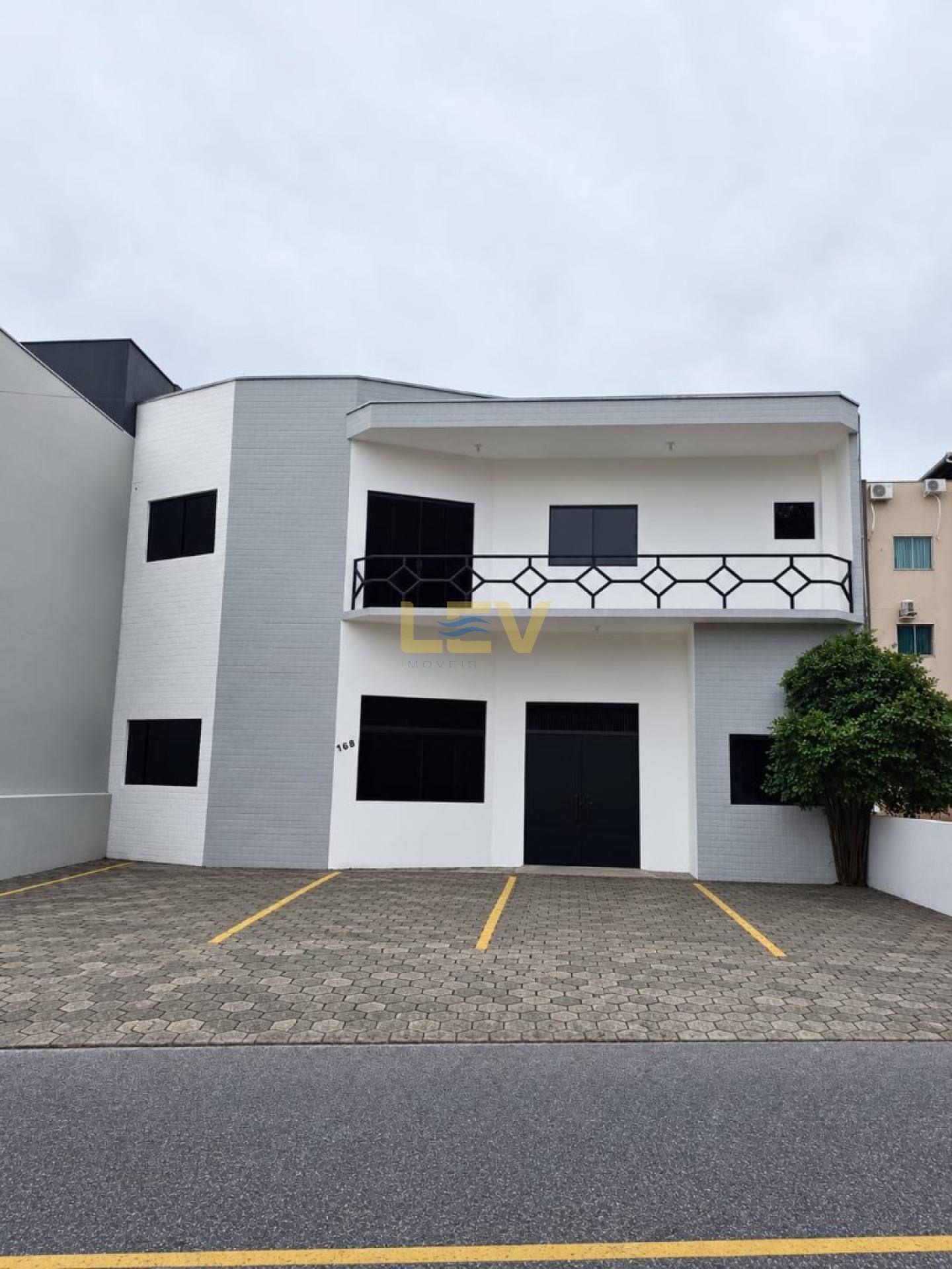 Imóvel Comercial no Centro de Penha — O Maior Ponto Comercial Disponível para Locação