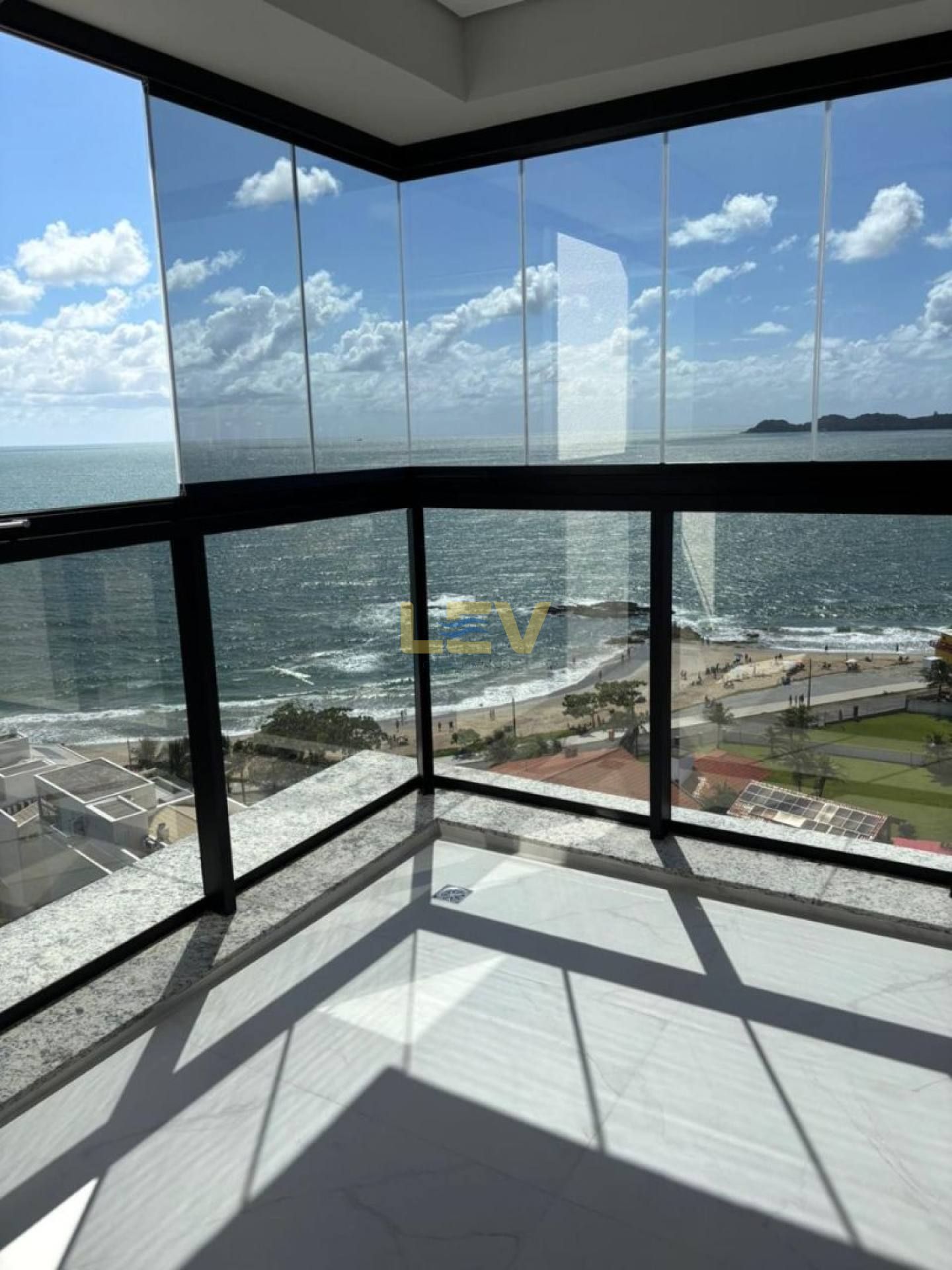 Viver de frente para o mar, na praia central mais desejada de Penha.
