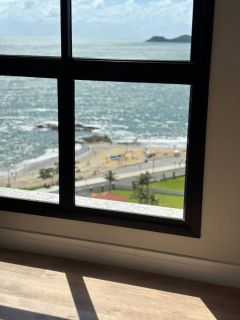Viver de frente para o mar, na praia central mais desejada de Penha.