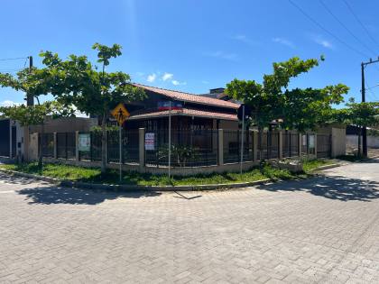 Casa de esquina no bairro Itacolomi em Balneário Piçarras