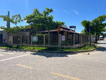 Casa de esquina no bairro Itacolomi em Balneário Piçarras