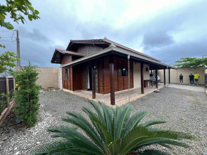Casa de esquina no bairro Itacolomi em Balneário Piçarras