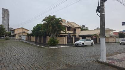 Casa de Alto Padrão à Venda – Praia de Armação - Penha/SC