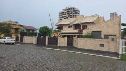 Casa de Alto Padrão à Venda – Praia de Armação - Penha/SC