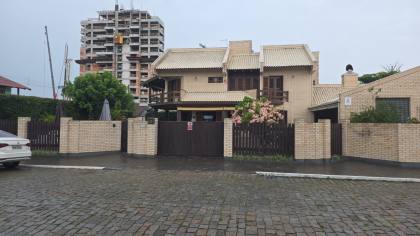 Casa de Alto Padrão à Venda – Praia de Armação - Penha/SC