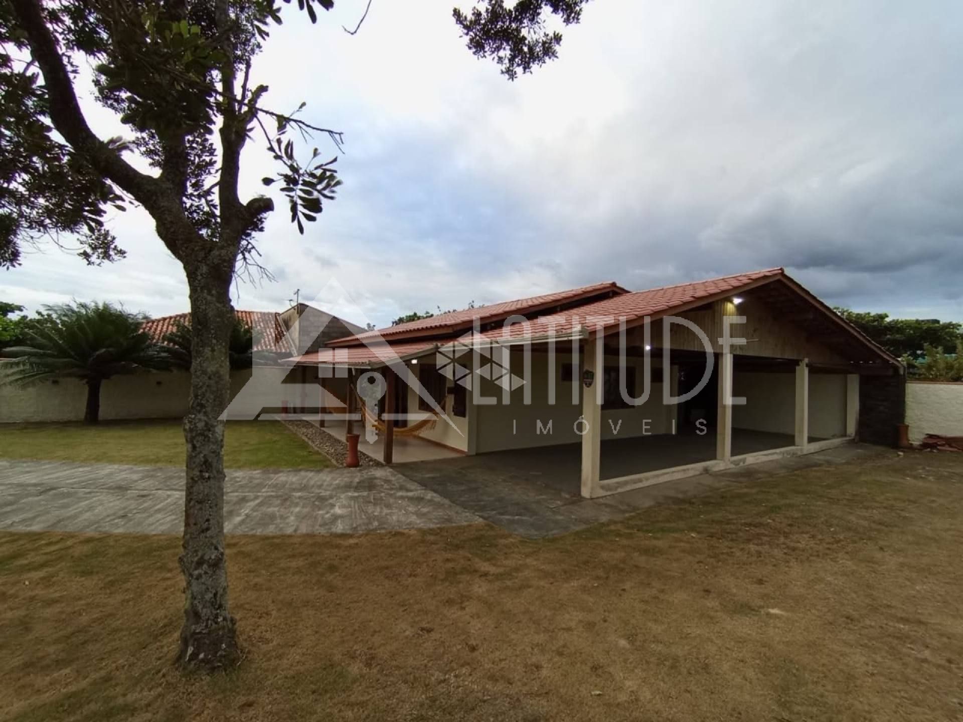 Casa Para Vender com 3 quartos 1 suíte na praia do Ervino! em São Francisco Do Sul