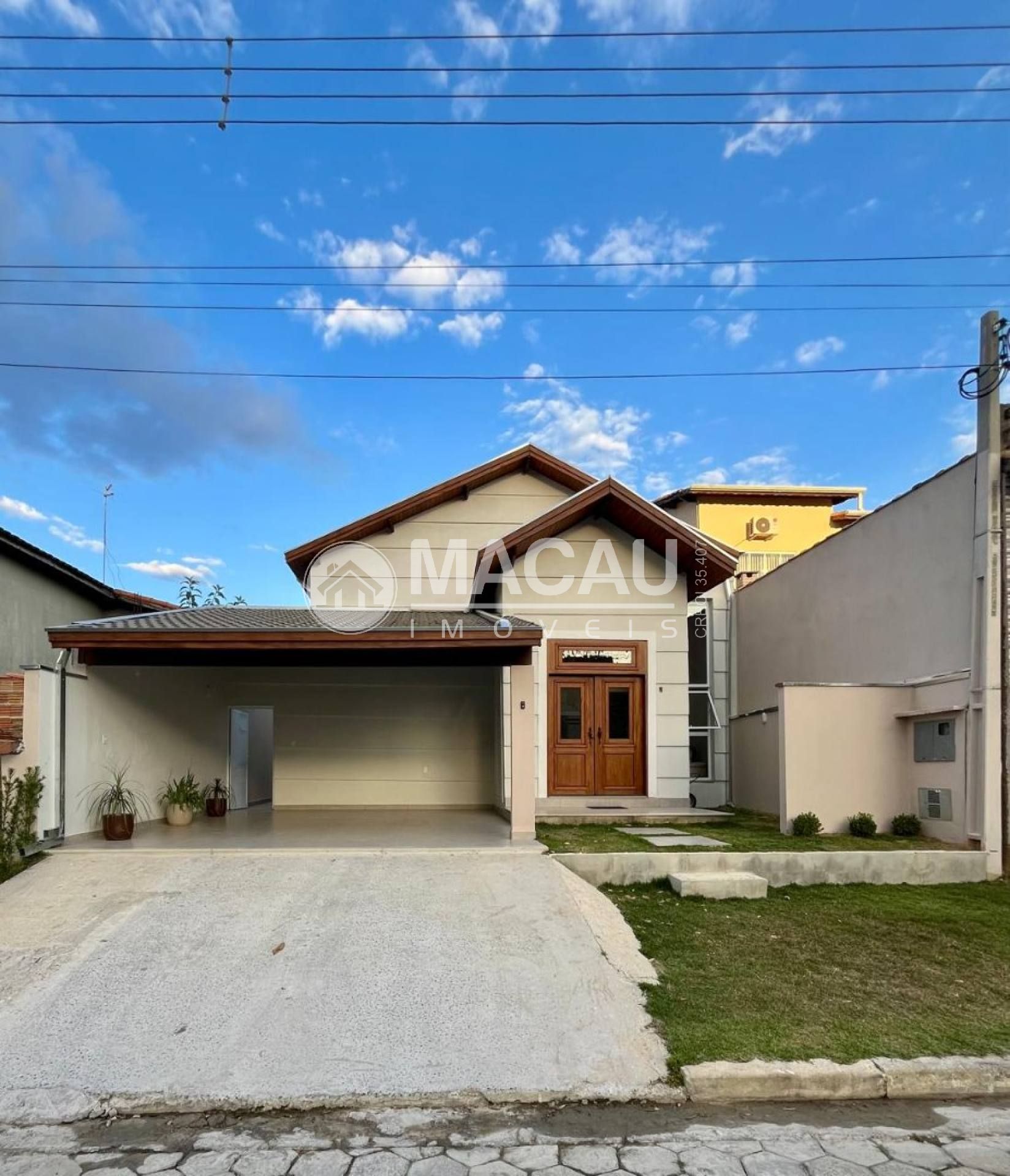 Belíssima Casa Térrea à Venda no Condomínio Nova Cachoeira