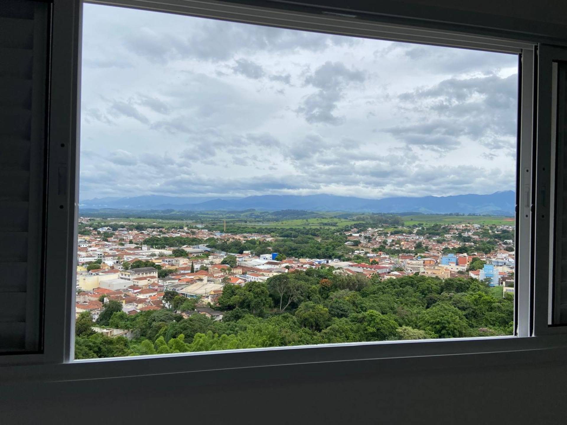 KITNET COM VISTA PARA A SERRA DA MANTIQUEIRA  COM MOBÍLIA E VAGA COBERTA