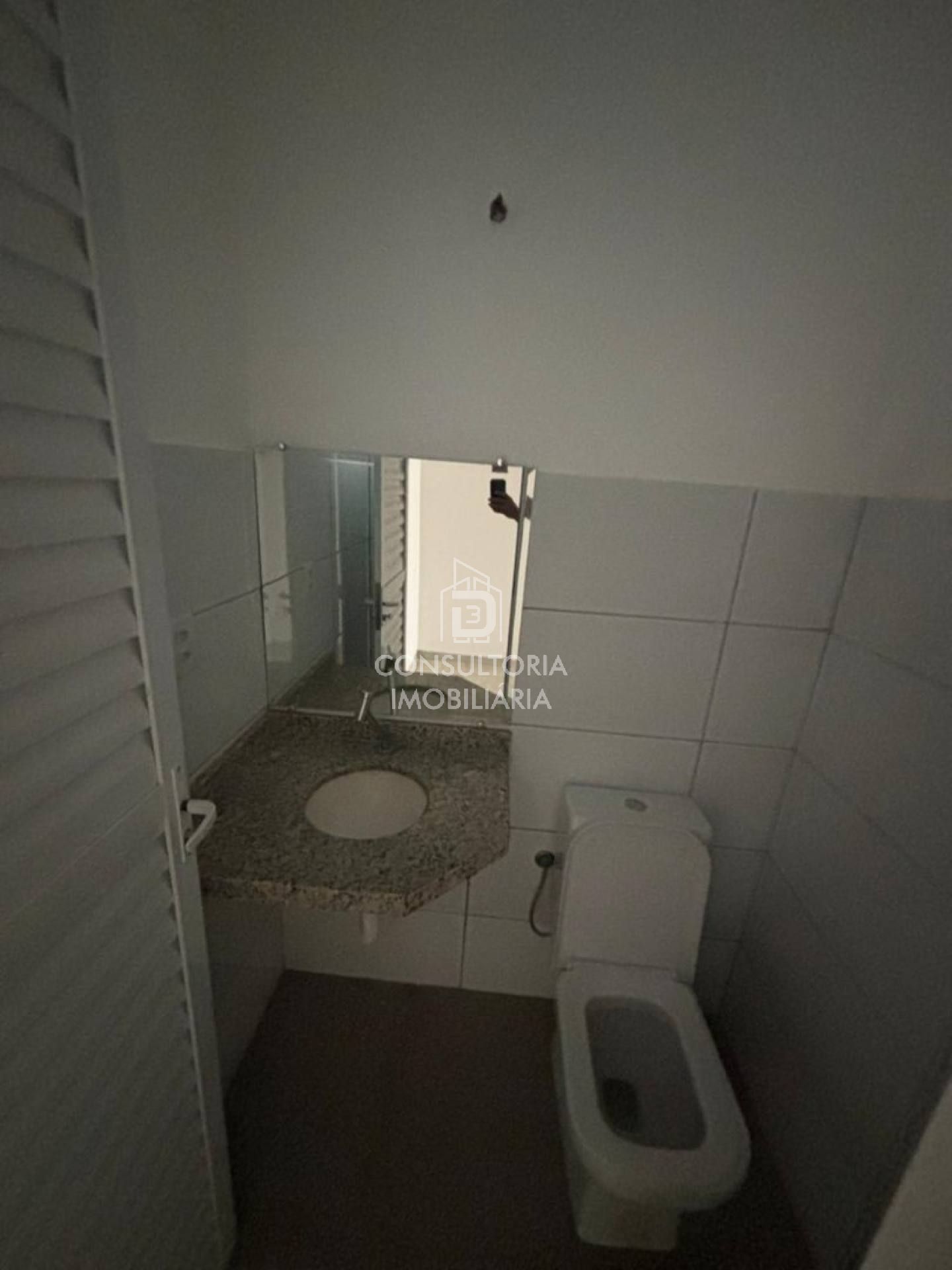 ALUGA-SE SALA COMERCIAL