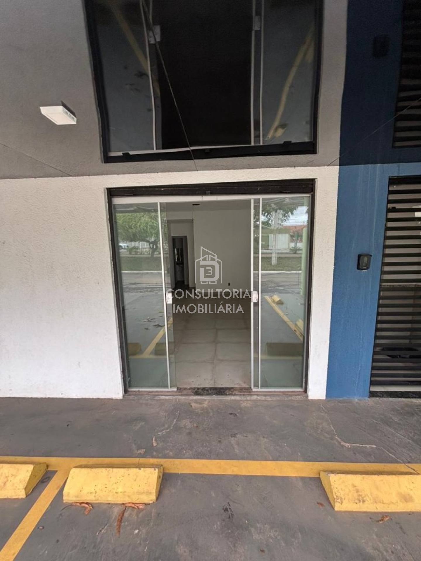 ALUGA-SE SALA COMERCIAL