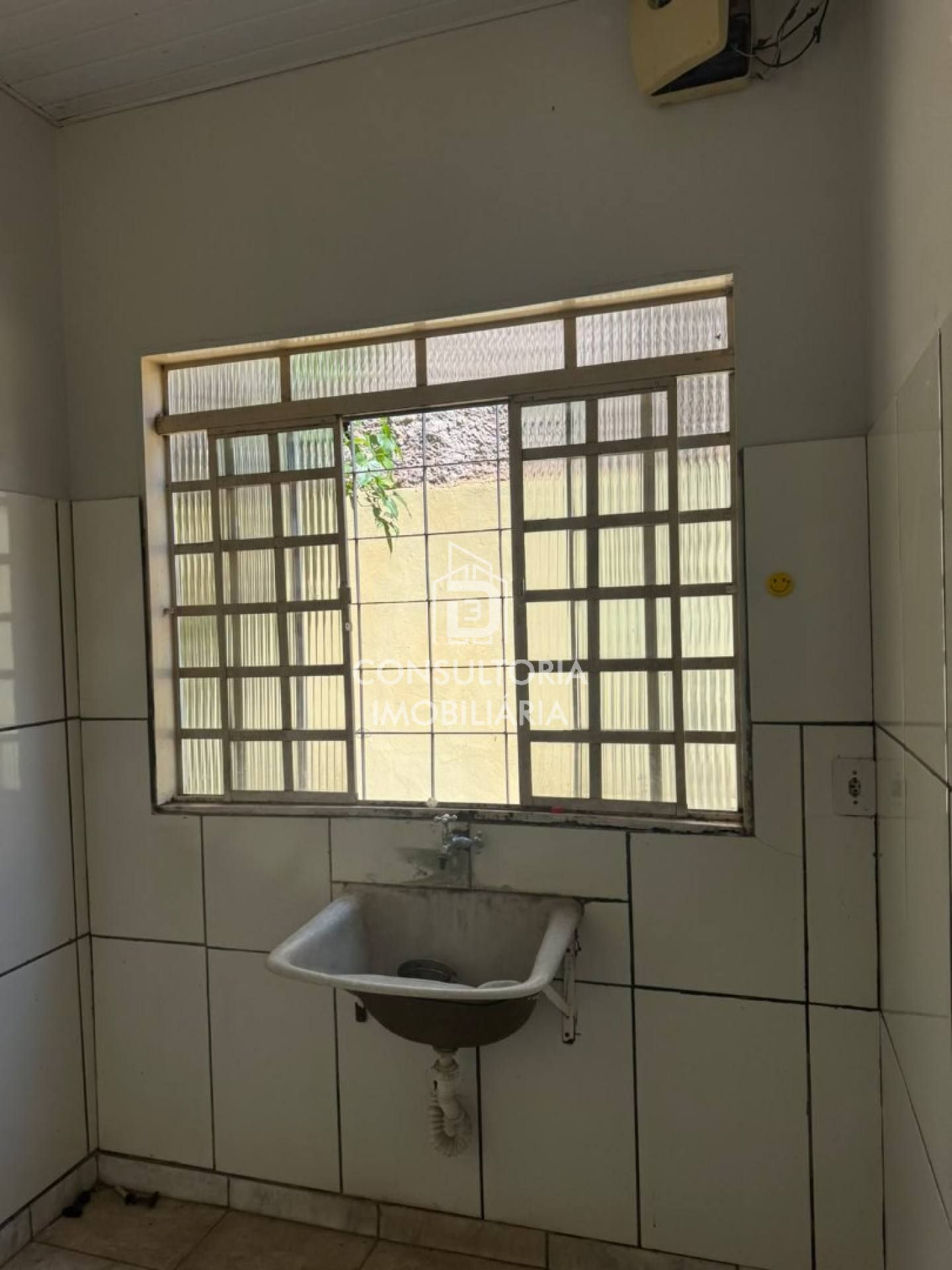 CASA COM 3/4 E GARAGEM COBERTA