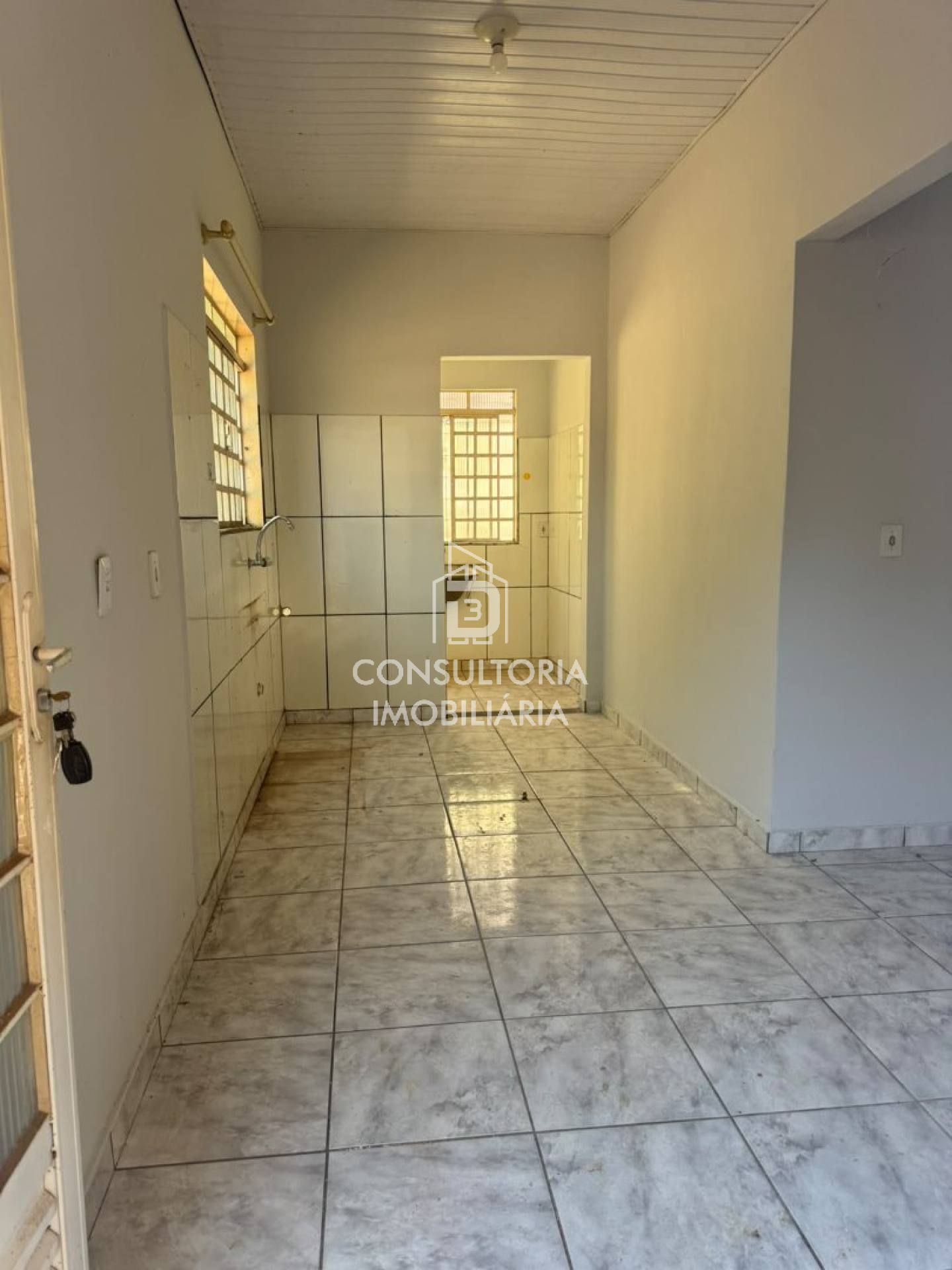 CASA COM 3/4 E GARAGEM COBERTA