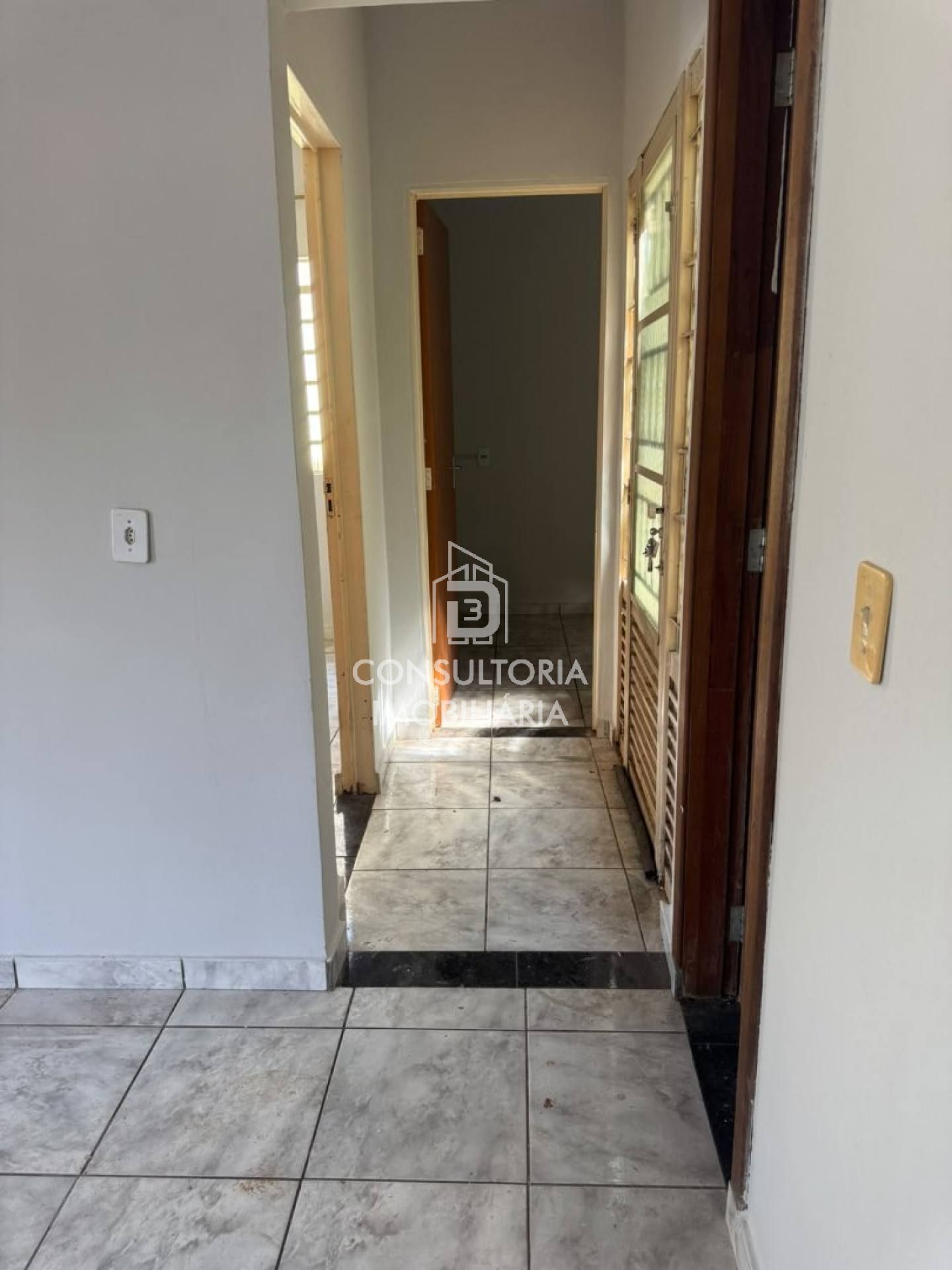 CASA COM 3/4 E GARAGEM COBERTA