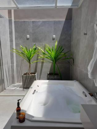 Casa de Alto Padrão no Damha Beach Resort – Fundo para o Lago