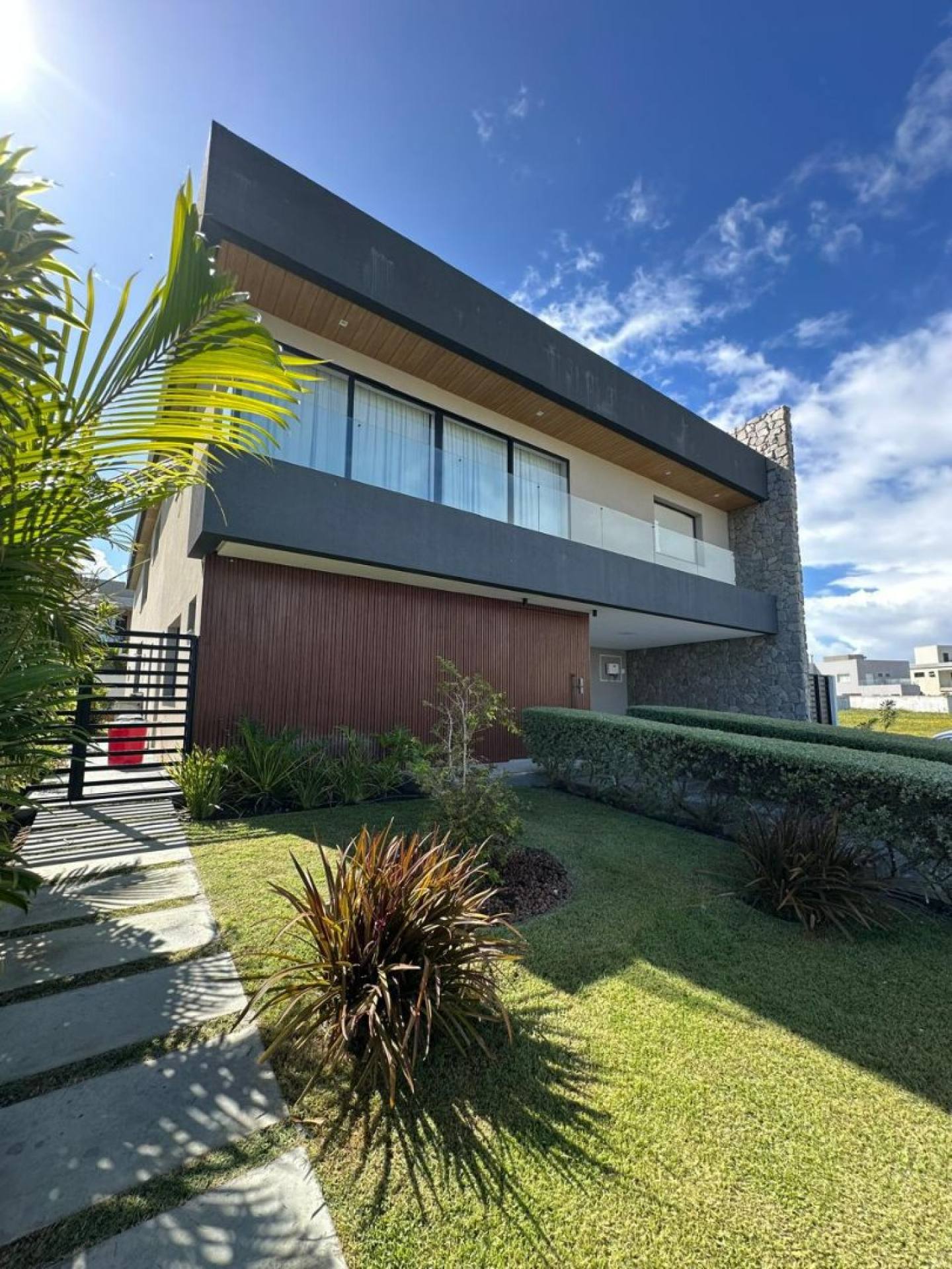 Casa Nova no Alphaville Sergipe – Frente Leste de Esquina