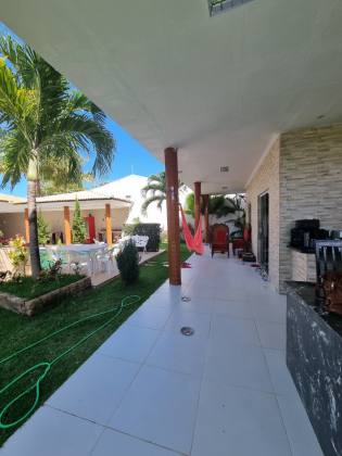 RESIDÊNCIA DE ALTO PADRÃO PRÓXIMA À PRAIA DE ATALAIA